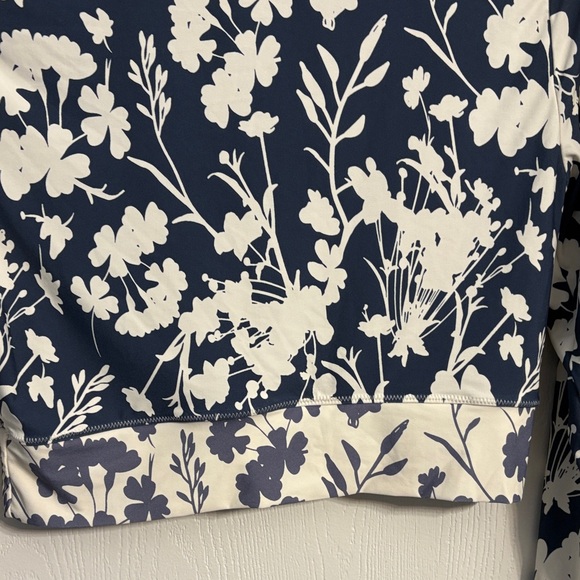 CALIA by Carrie Underwood Navy and Cream Floral Crop Top - Picture 5 of 6